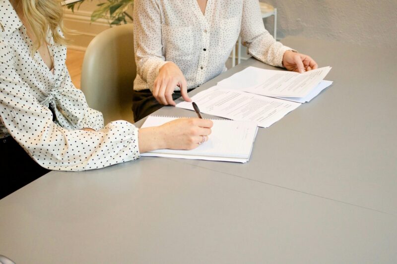 書類を見る2人の女性