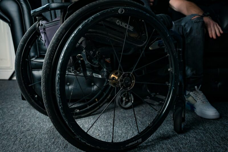 人と車椅子